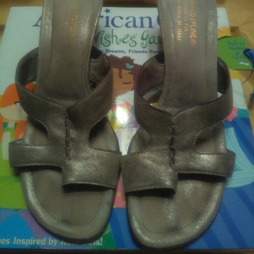 Donald j pliner vonna kitten heel sandal 9 N
